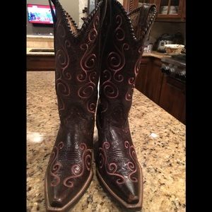 Stitched Ariat Boots, Size 9. ❤️
